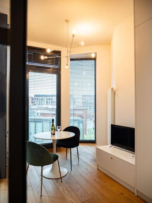 Chic Apartment In Historic Koneser Area Warsawa Bagian luar foto