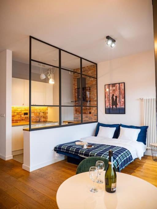 Chic Apartment In Historic Koneser Area Warsawa Bagian luar foto