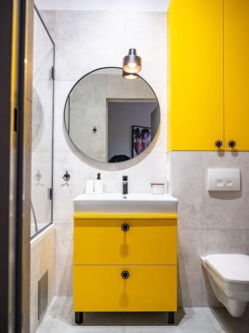 Chic Apartment In Historic Koneser Area Warsawa Bagian luar foto