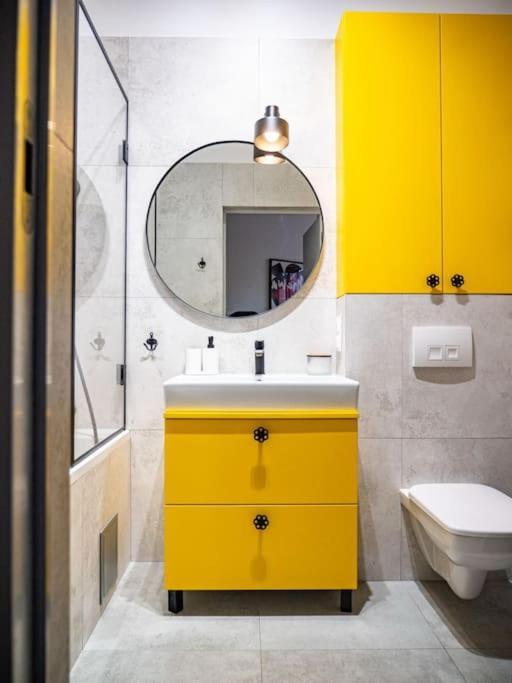 Chic Apartment In Historic Koneser Area Warsawa Bagian luar foto