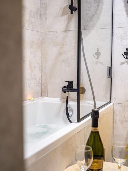 Chic Apartment In Historic Koneser Area Warsawa Bagian luar foto