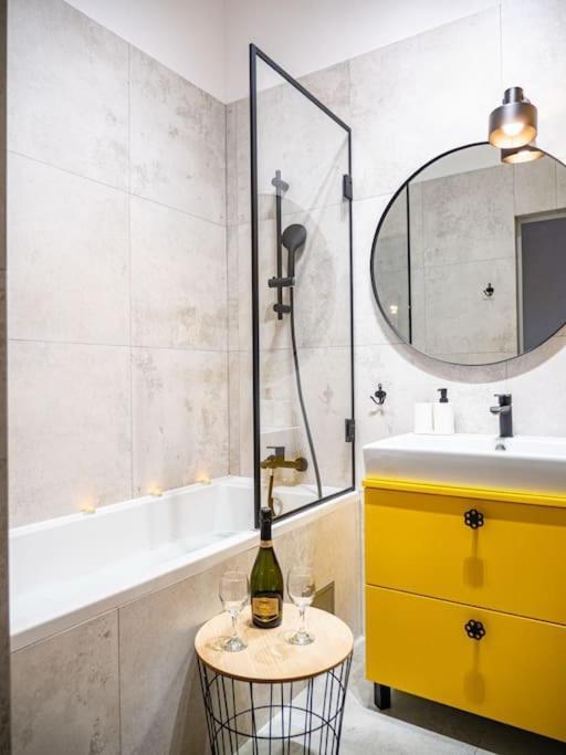 Chic Apartment In Historic Koneser Area Warsawa Bagian luar foto