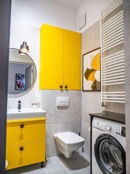 Chic Apartment In Historic Koneser Area Warsawa Bagian luar foto