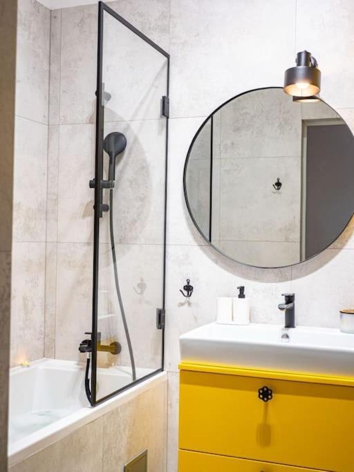 Chic Apartment In Historic Koneser Area Warsawa Bagian luar foto