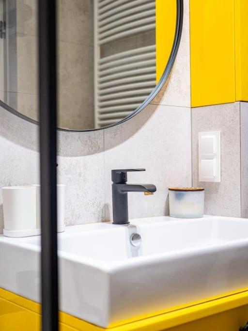 Chic Apartment In Historic Koneser Area Warsawa Bagian luar foto