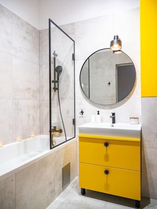 Chic Apartment In Historic Koneser Area Warsawa Bagian luar foto