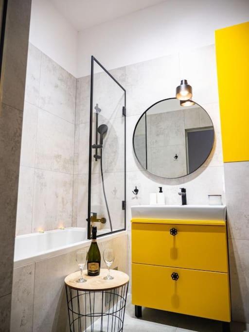 Chic Apartment In Historic Koneser Area Warsawa Bagian luar foto