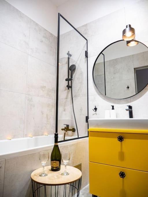 Chic Apartment In Historic Koneser Area Warsawa Bagian luar foto